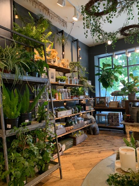 Botanical Shop Interior, Retail Store Room Divider, Plant Shop Window Display, Plant Store Interior Design, Garden Store Design, Industrial Flower Shop, Retail Plant Display, Boutique Plant Shop, Store Front Decorating Ideas