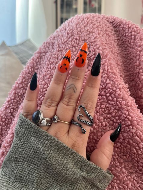 Simple Halloween Nails Short Pumpkin, Oval Nails Halloween, Short Stiletto Halloween Nails, Halloween Stilleto Nail Designs, Halloween Nails Stilleto Shape, Black And Orange Nails Acrylic, Halloween Nails Orange And Black, Jackolantern Nails, Pose Mare