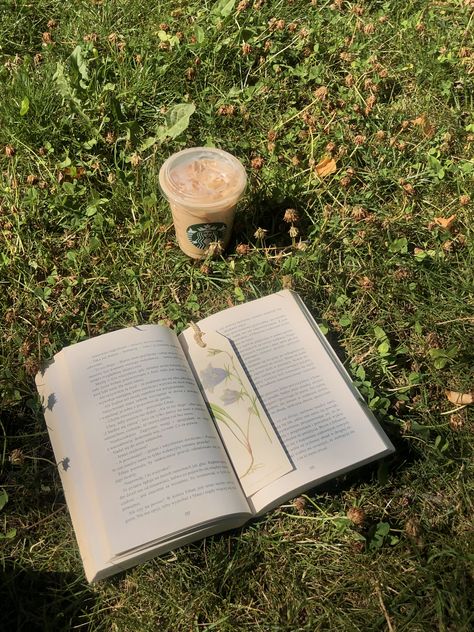 Park Reading Aesthetic, April Vibes, Single Aesthetic, Reading In The Park, Reading In The Sun, Reading Park, Park Reading, Sunny Vacation, Paris Dream