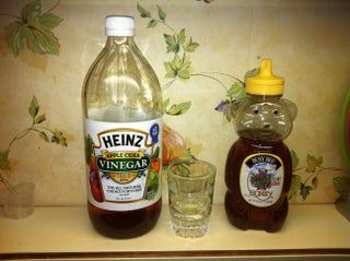 Apple Cider Vinegar Sore Throat Rinse - Instructables Apple Cider Vinegar And Water, Sour Throat, Sore Throat Remedies For Adults, Aloe Vera For Sunburn, Diy Apple Cider, Heinz Vinegar, Sore Throat Tea, Apple Cider Vinegar Rinse, Home Remedies For Allergies