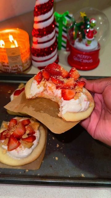 Jas 🎄 Snacks 🌯 & Easy Recipes 🥗 on Instagram: "Strawberry Cheesecake Cookies 🍓✨ I love a good Crumbl Cookie DUPE ♥️ these were easy, affordable and delicious the kiddos will love these 😉 1 pack pillsbury sugar cookie 1 3/4 cup powdered sugar 8 oz cream cheese (room temperature) 1 tablespoon vanilla extract 3-4 graham crackers 10-15 washed clean & chopped strawberries Smash 3 sugar cookies together and bake at 350 F for 12 minutes ♥️ #crumbl #crumblcookies #cookiesofinstagram" Strawberry Cheesecake Cookies Crumbl, Strawberry Cheesecake Crumble Cookie, Crumbl Strawberry Cheesecake Cookie, Strawberry Sugar Cookie Dessert, Sugar Cookie Strawberry Dessert, Strawberry Crumble Cookies, Cheesecake Sugar Cookies, Strawberry Sugar Cookie Recipe, Instagram Meals