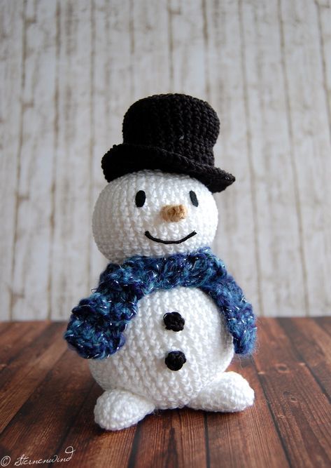 Anleitung kostenlos Schneemann häkeln Crocheted Snowman, Diy Schneemann, Amigurumi Minta, Crochet Pattern Instructions, Crochet Snowman, Knitting Patterns Toys, Snowmen Patterns, Christmas Crochet Patterns, Crochet Instructions