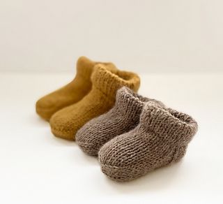 Ravelry: Designs by wooloks Kids Socks Knitting, Bootie Pattern, Baby Socks Knitting Pattern, Baby Moccasin Pattern, Baby Socks Pattern, Easy Baby Knitting Patterns, Baby Socks Knit, Moccasin Pattern, Newborn Socks