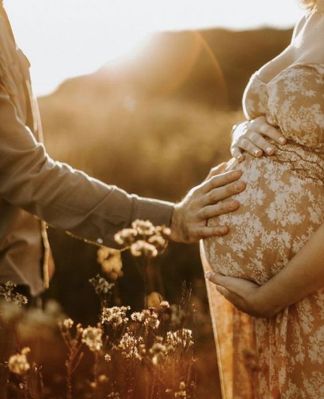 Autumn Pregnancy Photoshoot, Maternity Photography Fall, Couple Maternity Poses, Fall Maternity Photos, Autumn Photoshoot, Maternity Photography Poses Outdoors, Outdoor Maternity Photos, Maternity Photography Poses Couple, Maternity Photo Outfits