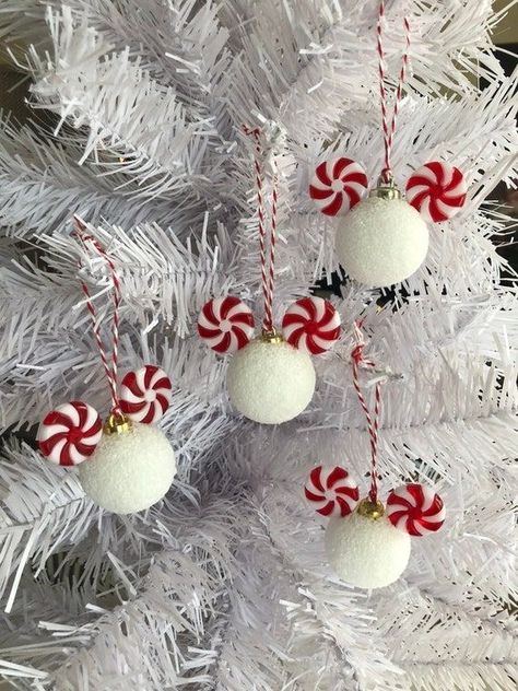 Diy Disney Christmas Decorations, Mickey Christmas Ornaments, Mickey Mouse Navidad, Disney Christmas Decorations Diy, Disney Christmas Diy, Disney Ornaments Diy, Disney Christmas Crafts, Mickey Mouse Christmas Tree, Disney Xmas