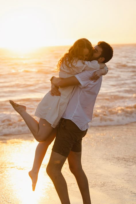 Aesthetic Romantic Couple, Photos Couple Plage, Couple Vacation Pictures, Couple Beach Poses, Romantic Beach Couple, Beach Couple Poses, Beach Pictures Inspo, Engagement Photo Shoot Beach, Pre Wedding Photoshoot Beach