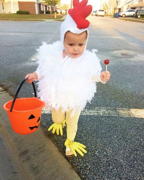 Chicken Costume DIY Chicken Costume Diy, Creative Baby Costumes, Baby Chicken Costume, Rooster Costume, Diy Fantasia, Chicken Halloween, Chicken Costume, Chicken Costumes, Kostum Halloween