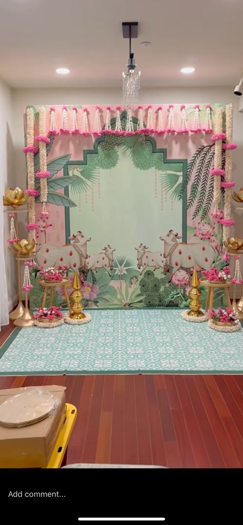 Vinayaka Chavithi Background Decoration, Puja Backdrop Decor Diy, Ganpati Stage Decoration Ideas, Indian Festival Decor, Traditional Ganpati Decoration, Kankupagla Tray Decoration, Circle Decoration Ideas, Indian Decor Aesthetic, Gauri Pooja Decoration