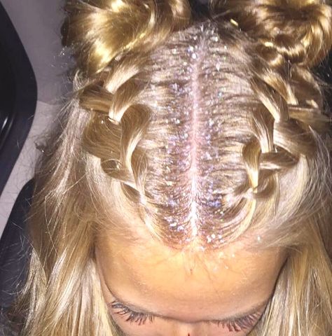 Glitter Middle Part Hair, Glitter Hairstyles Short Hair, Glitter In Hair Part, Concert Hair Glitter, Glitter Hair Gel Hairstyles, Peprally Ideas, Glitter In Hair, Hair Glitter Ideas, Glitter Roots Hair