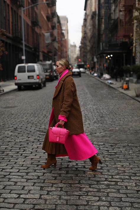 Blair Eadie wearing a pink coat by Jacquemus and carrying a pink bag by Senreve // Click through for more pink outfits on Atlantic-Pacific Pink Purse Outfit, Pink Jacquemus, Pink Bags Outfit, Pink Looks, Formal Chic, Purse Outfit, Blair Eadie, Color Combos Outfit, Atlantic Pacific