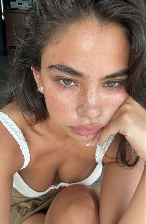 Christina Nadin, Olive Skin, Maquillaje Natural, Pretty Makeup, Looks Vintage, Beauty Secrets, Makeup Inspo, Pretty Face, Makeup Routine