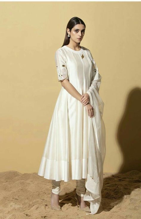 Cotton Silk Anarkali Dress, White Long Dress Indian Style, Prom Night Dresses, White Cotton Anarkali, White Anarkali Dress, Ivory Anarkali, Chic Prom Dresses, Pengantin India, Silk Anarkali