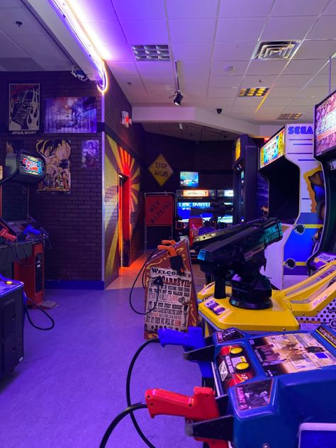 Rich Gaming Room, Indoor Arcade Home, Retro Rooms 80s, Arcade In Basement, In House Arcade, Arcade Man Cave, Big Game Room Ideas, Arcade Home Room, Indoor Arcade Room