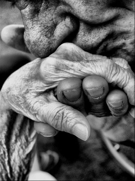 (elderly people in love beautiful black white photography)  http://relationshipadvisorblog.blogspot.com/ Old Couples, Foto Tips, Foto Vintage, Foto Art, The Kiss, Love Is, Jolie Photo, 인물 사진, Couples In Love