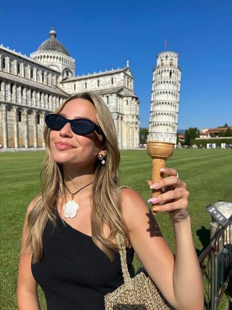 Pisa Tower Photos, Leaning Tower Of Pisa Poses, Pisa Italy Outfit, Tower Of Pisa Poses, Rome Pose Ideas, Pisa Outfits, Pisa Italy Poses, Pisa Italy Aesthetic, Leaning Tower Of Pisa Pose