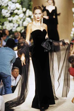 90s Runway Fashion, Runway Fashion Couture, Runway Outfits, Carla Bruni, Looks Party, Black Gown, Glam Dresses, Mode Vintage, Hollywood Glamour