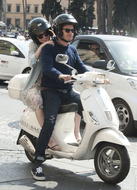 ¡A salvo con Spiderman! Emma Stone y Andrew Garfield recorren Roma en Vespa Emma Stone Andrew Garfield, Magic In The Moonlight, Honda Ruckus, Moto Scooter, Star Track, Scooter Girl, Roman Holiday, Vespa Scooters, Andrew Garfield