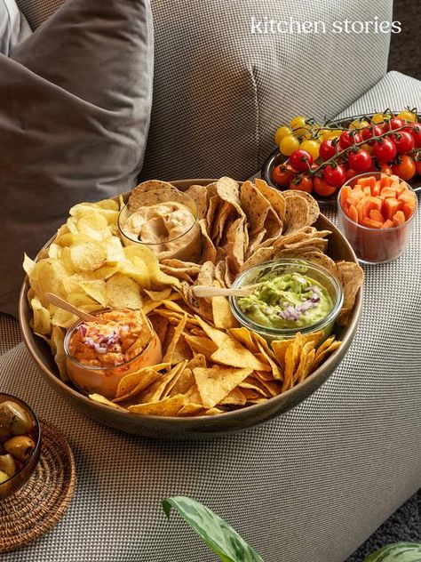 Movie Night Platter Ideas, Food Ideas For Movie Night, Best Snacks For Movie Night, Cool Party Snacks, Snack For Movie Night, Movies Snacks Ideas, Movie Night Dinner Adult, Birthday Ideas Food Snacks, Foods For Movie Night