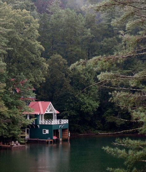 Alabama Lake House, Lake Martin Alabama, Lake Clothes, Travel Therapy, Read Aesthetic, Lake Garden, Refreshing Water, Camping Decor, Lake Cabins