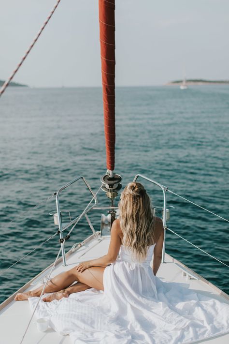 Croatia Yacht Week, Croatia Yacht, Yacht Photoshoot, Yacht Party Outfit, Yachts Girl, Cara Jourdan, Yacht Week, Living On A Boat, City Island