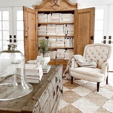 Liz Marie - Cozy Cottage Style (@lizmariegalvan) • Instagram photos and videos Farmhouse Living Room Bookshelves, Estilo Farmhouse, Cozy White Cottage, Wonder Forest, Farmhouse Living Room Ideas, Painting Old Furniture, Aging Humor, Modern Farmhouse Living Room Decor, Furniture Remodeling