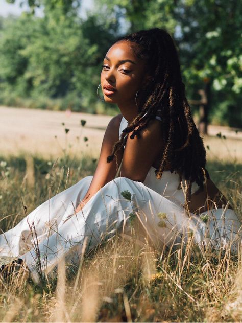 Outdoor Photoshoot Female, Photoshoot Ideas Creative Outdoor Nature, Down To Earth Photoshoot, Photo Shoot Ideas Black Women Outdoor, Green Grass Photoshoot Ideas, In The Grass Photoshoot, Baddie Outdoor Photoshoot, Outdoor Photoshoot Ideas For Women Black, Photoshoot In Garden Ideas