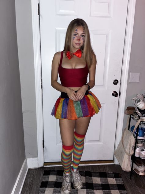 Best Friend Clown Costumes, College Clown Costume, Cute Halloween Clown Costume, Cute Clown Costume Ideas, Cute Clown Outfit Costume Ideas, Cute Clown Costume Halloween, Hot Clown Outfit, Cute Clown Costume Women Diy, Hot Clown Costume Women