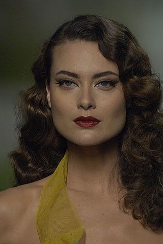 Shalom Harlow, otherwordly 50s Fashion Show Makeup, Shalom Harlow, Show Makeup, Dior Collection, Original Supermodels, 90s Model, Christian Dior Haute Couture, 90s Supermodels, 90s Models