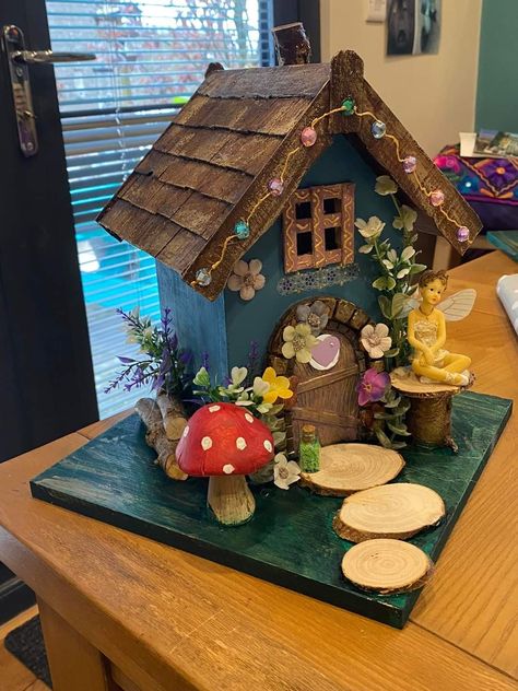 Fairy Birdhouse Ideas, Fairy Garden Bird House, Fairy Bird Houses Ideas, Fairy Bird House, Centerpiece Birdhouse, Fairy Birdhouse, Fae Garden, Kids Fairy Garden, Forest Halloween