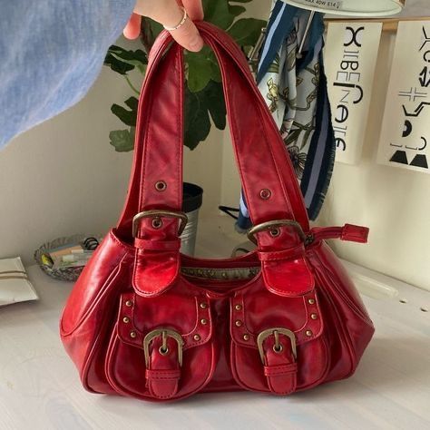 @viviennescloset_ Vintage Handbag Outfit, Rocker Girlfriend Aesthetic Outfits, Red Vintage Bag, Leather Bag Aesthetic, 70s Bags, Fall Purses, 90s Bag, 00s Mode, Sac Tote Bag