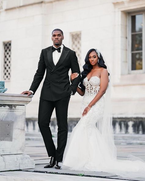 Black Wedding Photos Couple, White Wedding Photoshoot, Black Wedding Couple Poses, Black Couple Wedding Photos, Black Groom, Black Bride And Groom, Couple Wedding Poses, Wedding Day Black Couple, Black Love Wedding Photo Ideas