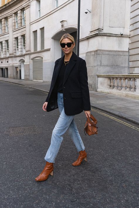 Emma Hill, Pijamas Women, Straight Leg Jeans Outfits, Casual Chique, French Girl Style, Square Toe Boots, Mode Casual, Outfit Jeans, Jacket Outfit