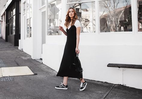 Hot style: T-shirt under a dress Mode Monochrome, Cozy Dress Outfit, Black Slip Dress, Looks Black, Silk Slip Dress, Mode Streetwear, Street Style Looks, Black Slip Ons, Looks Style