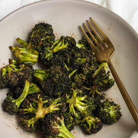 Crispy Air Fried Balsamic Garlic Broccoli - Avocado Skillet Best Broccoli Recipe, Air Fryer Broccoli, Cook Vegetables, Garlic Broccoli, How To Make Broccoli, Vegan Clean, Sausage And Peppers, Broccoli Recipes, Serious Eats