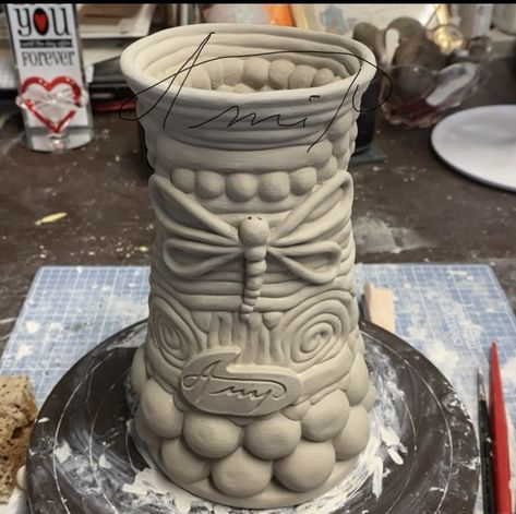 Coil pottery Coil Pot Inspiration, Clay Coil Vase Ideas, Large Coil Pots, Jomon Pottery Coil Pots, Coil Vase Ceramics Ideas, Creative Coil Pots, Ceramics Coil Pot, Coil Vessels Ceramics, Throwing Ideas Pottery