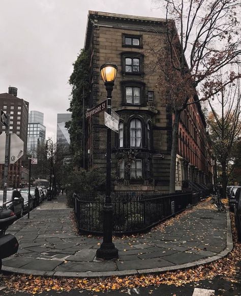 East Village, manhattan Wallpapers Travel, Fotografi Kota, Street New York, Fall Inspiration, On The Corner, Dark Academia Aesthetic, Wow Art, Academia Aesthetic, Photography Wallpaper