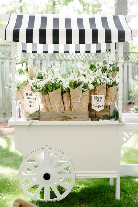 Front Porch Bridal Shower Decor, Bridal Shower Bomboniere, Backyard Bridal Brunch, Bridal Shower Patio Decor, Bridal Shower Rentals, Flower Bar For Party, Bridal Shower Flower Bar Cart, Bridal Shower Ideas Backyard, Tent Bridal Shower Outdoor