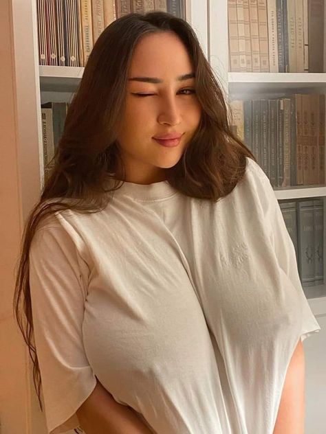 Louisa Khovanski, Seductive Clothes, Curvy Women Outfits, Curvy Women Jeans, Fashion Tips For Women, A Woman, Hair, Beauty, Instagram