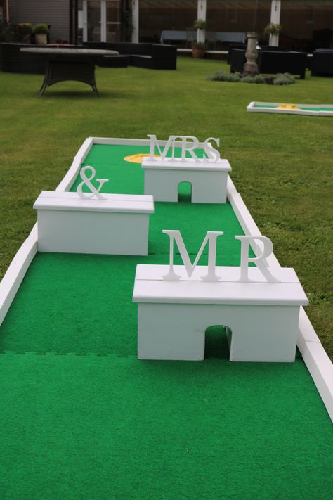 Lawn Games Cocktail Hour, Outdoor Wedding Activities Receptions, Giant Wedding Games, Wedding Mini Golf Diy, Mini Golf At Wedding, Wedding Putt Putt Golf, Wedding Reception Activity Ideas, Fun Wedding Activities For Guests, Diy Wedding Details