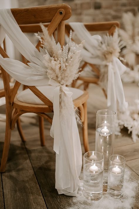 Winter Barn Weddings, Wedding Isles, Boho Winter, Boho Wedding Flowers, Beige Wedding, Wedding Aisle Decorations, Boho Wedding Inspiration, Boho Chic Wedding, Boho Wedding Decorations