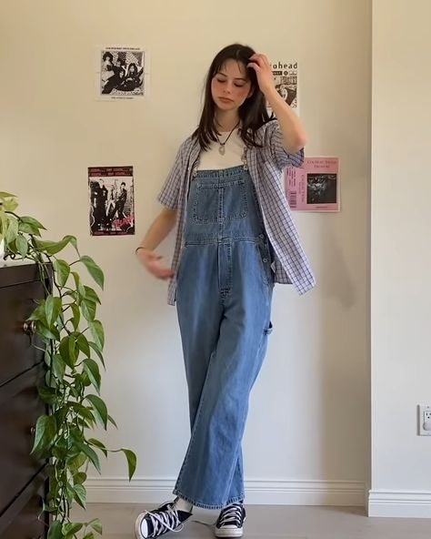 Oversize Overalls Outfit, Overalls Aesthetic Outfit, Green Overalls Outfits Aesthetic, Overals Outfits Aesthetic, Overall Outfits Aesthetic, Denim Overalls Outfit Aesthetic, Indie Overalls Outfit, Denim Overalls Outfit Winter, 90s Aesthetic Overalls