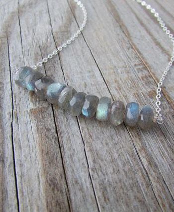 Gift Ideas Jewelry, Raw Labradorite, Necklaces Beaded, Handmade Gift Ideas, Ideas Jewelry, Gemstone Necklaces, Labradorite Necklace, Stone Beaded Necklace, Necklace Layering