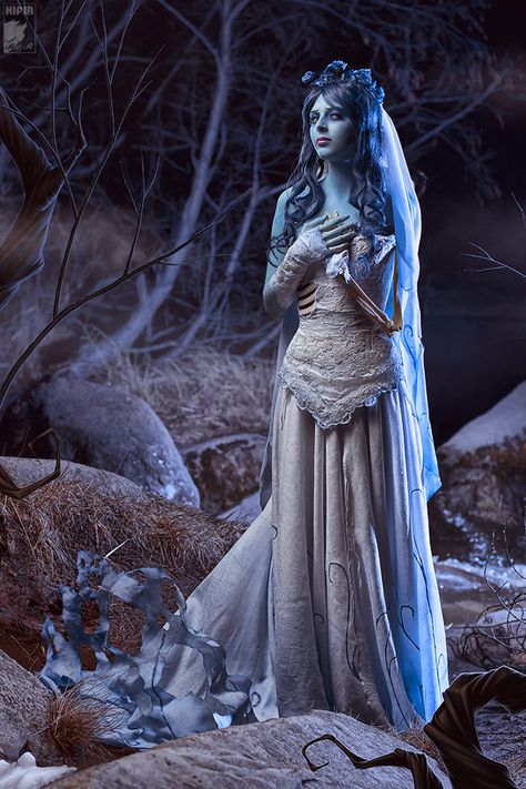 Always waiting for someone... by Rei-Doll.deviantart.com on @DeviantArt Corpse Bride Costume, Emily Corpse Bride, Kostum Halloween, Movie Pins, Bride Costume, Kostum Cosplay, Diy Kostüm, Haunted Halloween, Bride Photoshoot