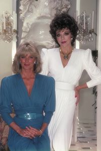 Dynasty Outfits 80s, Dynasty 80s, Alexis Colby, Denver Clan, Dynasty Tv Show, Dame Joan Collins, Look 80s, Dynasty Outfits, Linda Evans