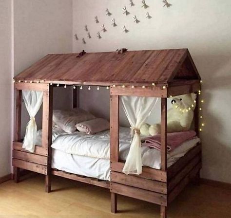 Cabin Style Bed made with Pallets...these are the BEST Pallet Ideas! Diy Toddler Bed, Bedroom Boy, Childrens Bedroom Furniture, Pallet Beds, Pallet Projects Furniture, Pallet Bed, Wooden Pallet Furniture, Inspiring Photos, Toddler Bedrooms