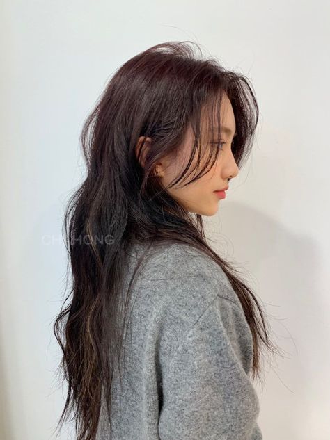 Get the Perfect Summer Hair Color: Warm Honey Blonde & More for Brunettes (#34) Messy Long Haircut, Long Wolf Cut Unstyled, Long Haircut Asian, Long Black Hair Layers, Asian Long Haircut, Korean Long Hair, Asian Long Hair, Hair Inspiration Long, Korean Hair