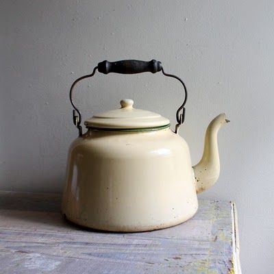 tea kettle yellow White Kettle, Vintage Tea Kettle, Vintage Enamelware, Teapots And Cups, Tea Kettle, Vintage Tea, Coffee Pot, Vintage Kitchen, Tea Set