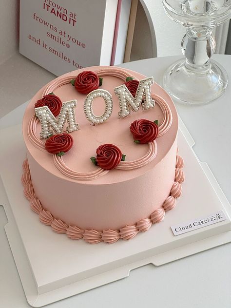 Mothers Cake Ideas Birthdays, Women Cakes Birthday, Mother Birthday Cake, Birthday Cake Decorating Ideas, Birthday Cake For Mom, Elegant Birthday Cakes, Simple Cake Designs, Cake Decorating Piping, Most Paused Movie Scenes