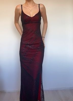 2000s Evening Gowns, Prom Dresses 90s Inspired, Prom 2022 Dresses, Dresses Y2k Prom, Long Dress With Platform Heels, Red Aesthetic Prom Dress, Cute Vintage Prom Dresses, Formal Dresses Y2k, Aesthetic Glitter Dress