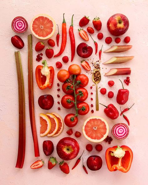 So a few weeks ago I posted a flat lay of purple veg and said there was a red one to come and here it is folks, all the red fruit and veg I… Fruit And Veg Photography, Colorful Fruits And Vegetables, Fruit And Vegetables Photography, Pink And Red Kitchen, Red Food Photography, Veg Photography, Fruit Food Photography, Red Fruits And Vegetables, Design Cibo